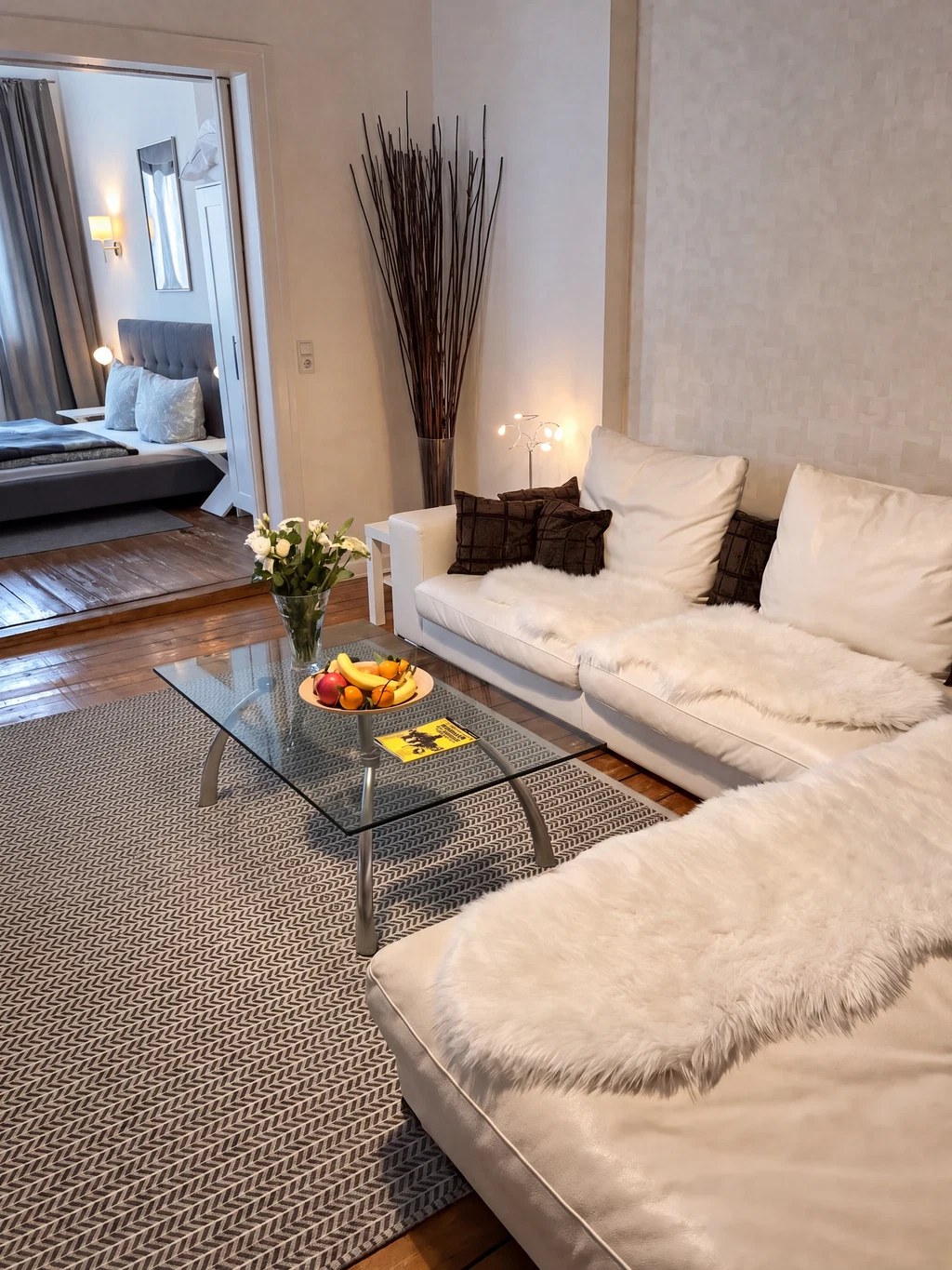 Wohnzimmer mit weißem Sofa – Bremer Viertel