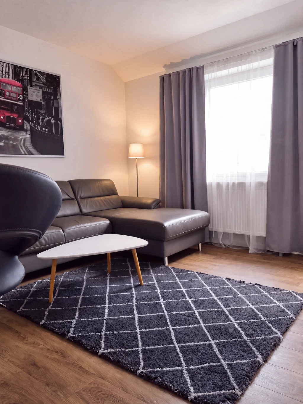 Wohnzimmer mit Sofa und Teppich – Hanse Zeit